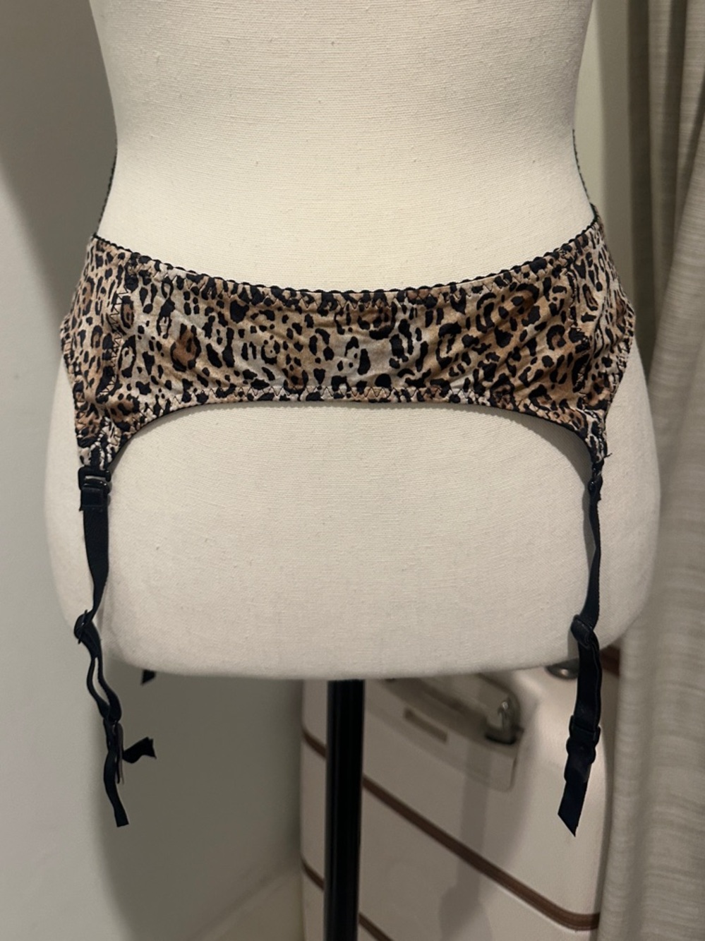 NWT Victoria secrets leopard print garder belt